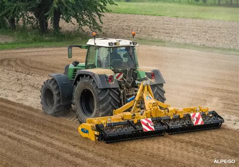 Tracteur avec herse rotative en action