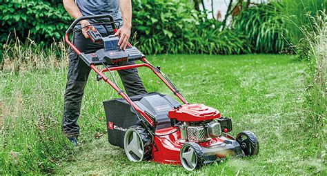 Tondeuse thermique Einhell en action sur une grande pelouse