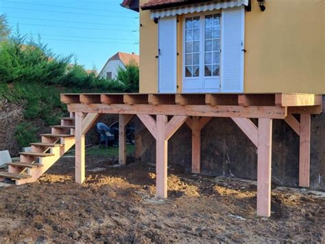 Schéma de conception d'une jardinière en bois surélevée avec mesures indicatives