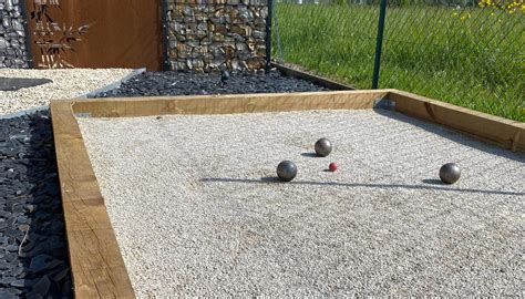 Schéma d'un terrain de pétanque avec ses différentes couches (géotextile, gravier, sable stabilisé)