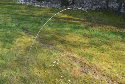 Schéma d'un filet anti-insectes installé sur arceaux en maraîchage