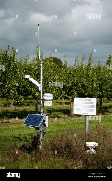 Station météo dans un verger