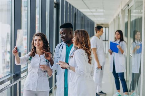 infirmier discutant avec un étudiant