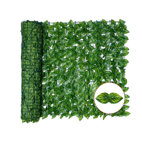 Brise-vue en lierre artificiel décorant une clôture de jardin