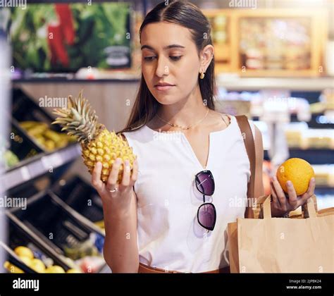 Client choisissant des fruits dans une boutique de ferme