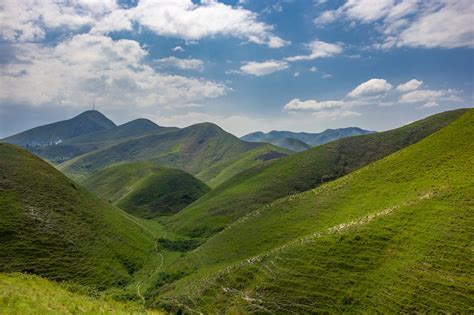 Paysage du Diois avec ses collines marneuses et ses sommets montagneux