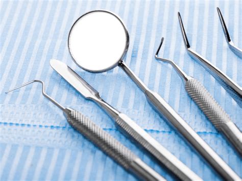 Cabinet dentaire moderne et instruments de précision pour les soins bucco-dentaires