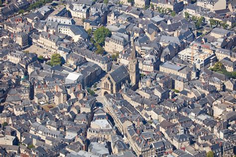Vue panoramique du centre-ville de Brive-la-Gaillarde et localisation des centres de santé