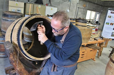 artisan travaillant dans un atelier de tonnellerie