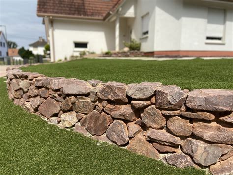 Mur en pierre sèche et mur en moellons