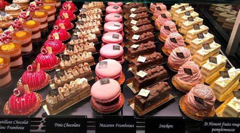 Assortiment de pâtisseries artisanales et macarons locaux