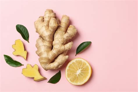 Gingembre frais, grenade et fleurs d'hibiscus disposés harmonieusement