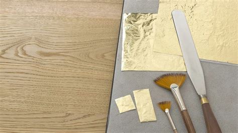 Comparaison visuelle entre une dorure à la feuille d'or et une imitation en laiton oxydé