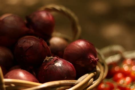 Panier d'oignons rouges