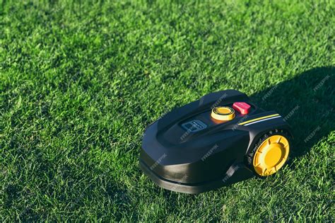 un robot tondeuse coupant l'herbe sur une pelouse