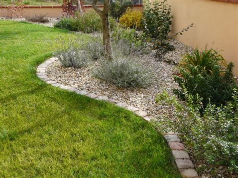Schéma illustrant l'importance des bordures pour délimiter les zones de plantation et les allées dans un jardin