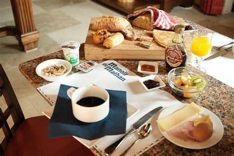 Un petit déjeuner gourmand servi avec des produits locaux et frais