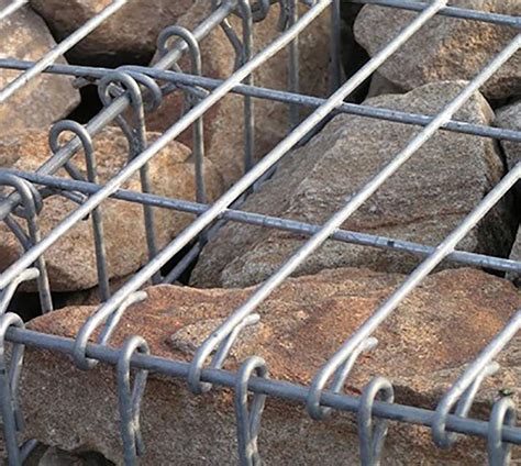 Détail de la maille en acier galvanisé Galfan et des pierres de remplissage