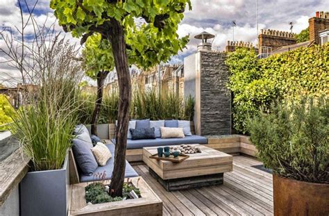 Aménagement d'une terrasse avec une table de jardin conviviale