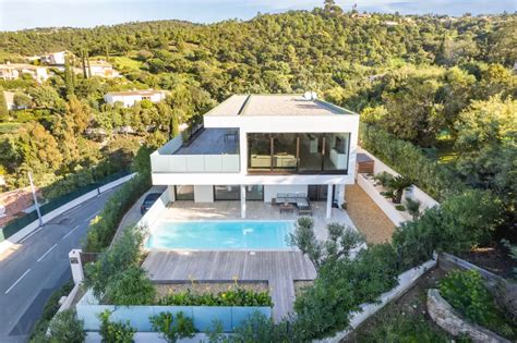 Vue panoramique d'une villa contemporaine surplombant le Golfe de Saint-Tropez