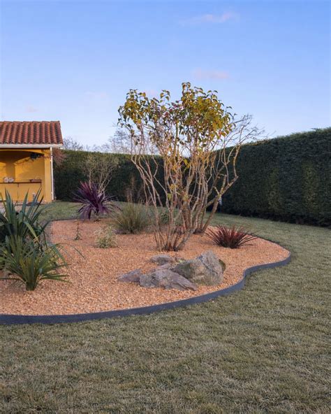 Schéma illustrant les différentes zones du jardin : culture, allées et zones gravillonnées, avec les outils adaptés pour chaque espace.