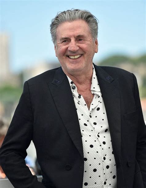 Daniel Auteuil et Jean-Pierre Darroussin en pleine discussion dans le jardin