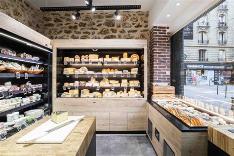 Vue intérieure du magasin de la Fromagerie de Gilley avec ses étalages de fromages