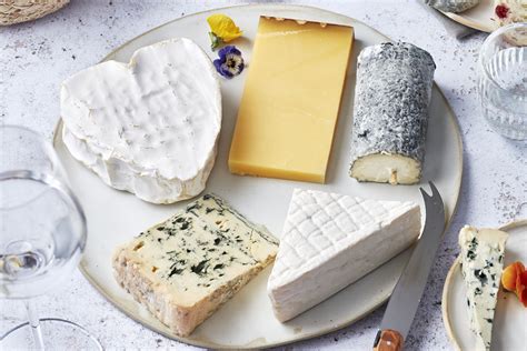 Plateau de fromages diversifiés incluant du Comté, du Morbier et de la charcuterie locale