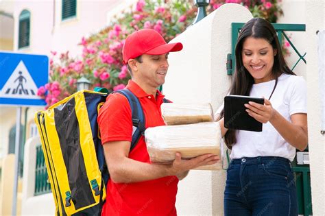 Client heureux recevant un colis de fromages de la boutique en ligne