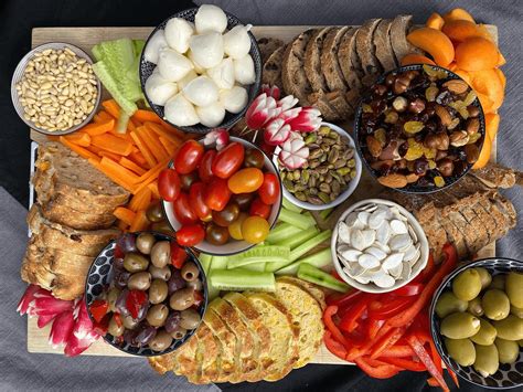 Planche culinaire avec des kiwaïs frais et transformés