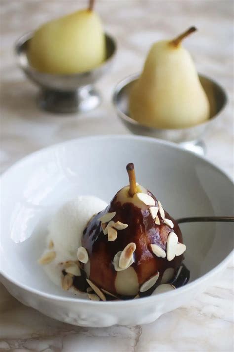 Gros plan sur une poire Belle Hélène mûre