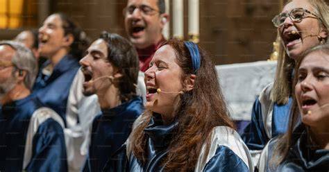 Un groupe de pratiquants chantant en harmonie dans un cadre naturel paisible