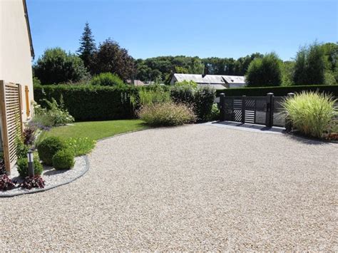 Allée de jardin en graviers bien entretenue
