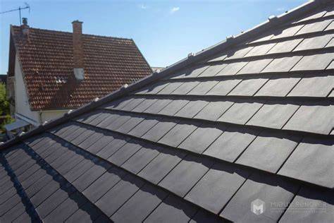 Exemple d'allée paillée avec des tuiles et de l'ardoise