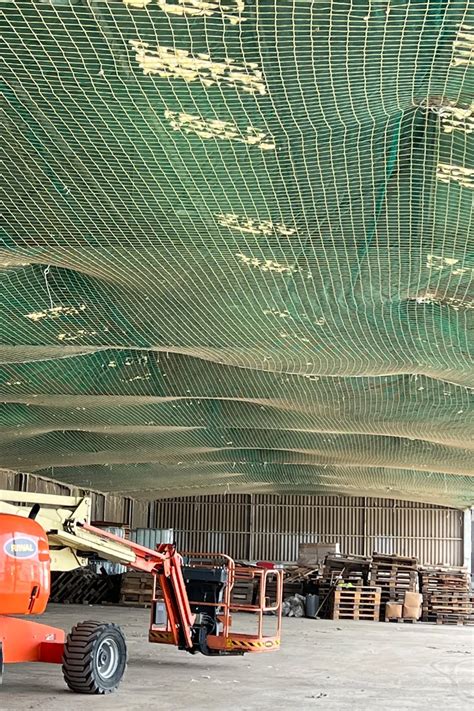 Photo montrant le stockage propre et plié de filets de protection après la saison maraîchère