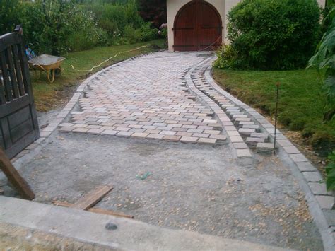Exemple de bordure courbe en pavés délimitant une allée en graviers