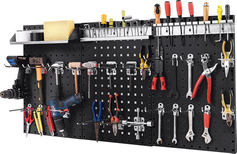 Panneau perforé avec divers outils de jardin suspendus