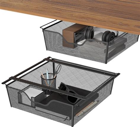 Tiroirs coulissants sous un établi de jardin