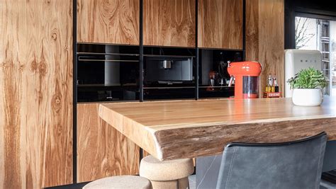 Espace de travail avec outils d'entretien et plan de travail