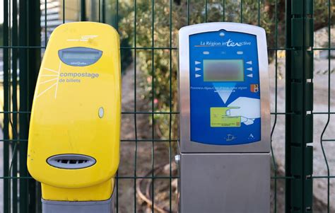 Gare avec une ancienne machine à composter jaune sur le quai