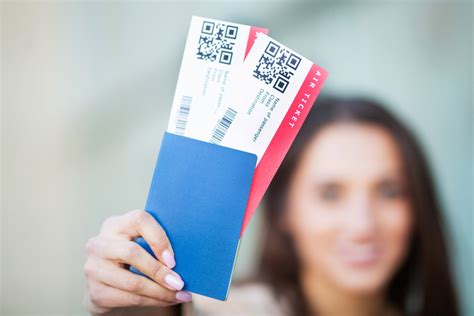 Comparaison entre un ancien billet cartonné et un billet dématérialisé sur smartphone