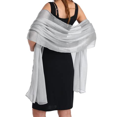 Femme portant un châle pashmina élégamment drapé sur ses épaules lors d'une soirée