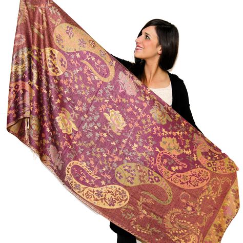 Homme et femme portant des châles pashmina enroulés autour du cou dans un cadre urbain