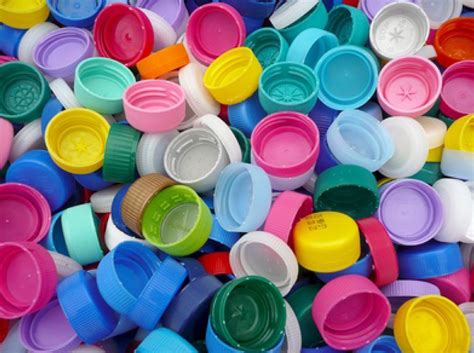 Bénévoles triant des bouchons en plastique