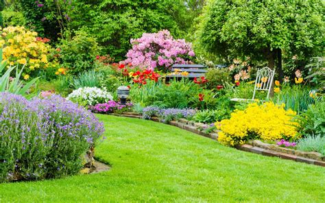 jardin fleuri et entretenu à La Ménitré