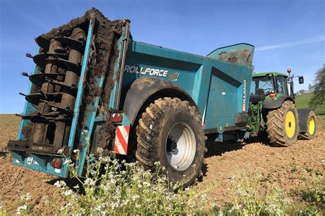 Vue d'ensemble d'un épandeur de la gamme Rolland Rollforce en plein travail au champ