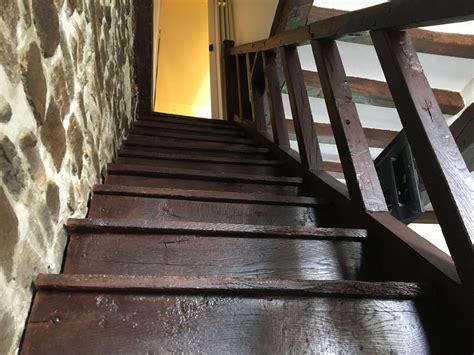 Illustration des différentes étapes d'entretien d'un escalier en bois