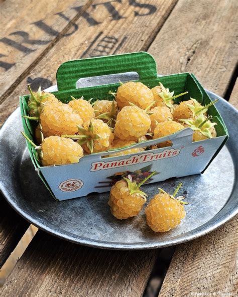 framboises jaunes dans un panier