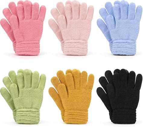 Enfants jardinant avec des gants