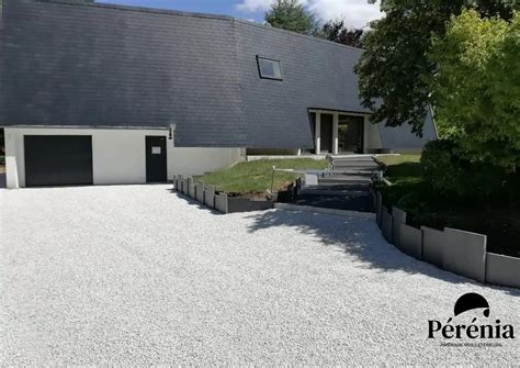 Vue d'un jardin de bonsaï terminé avec gravier au sol et bancs alignés